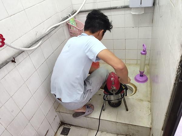 清镇管道堵塞冒臭气 专业师傅现场解决问题