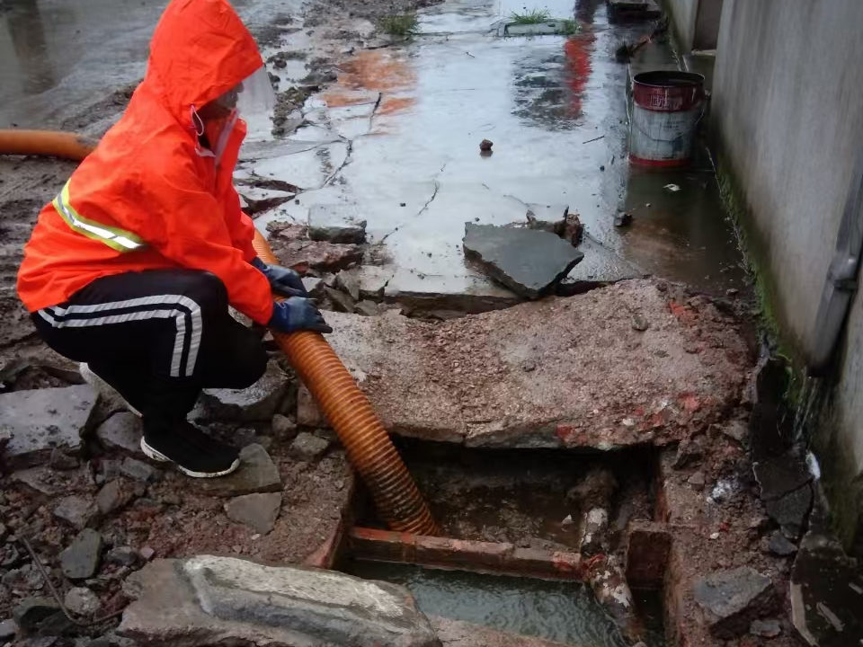 清镇专业清理污水池 炜誉市政以规范流程守护城市 “肠道”