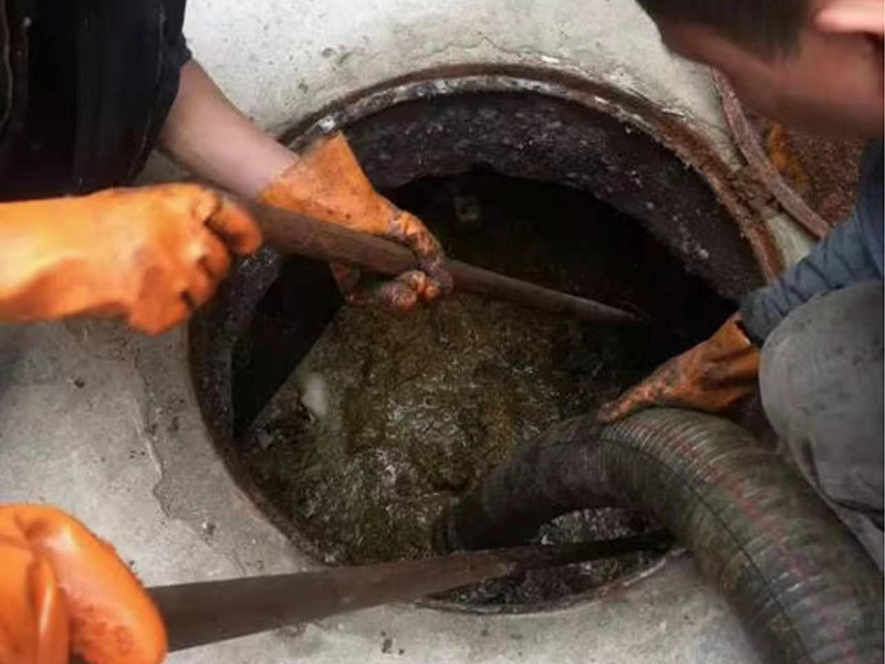 清镇清理化粪池时如何避免沼气的危害？